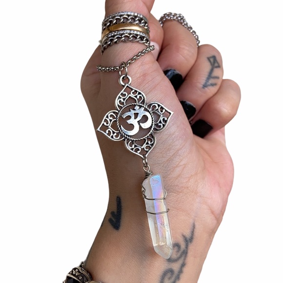 Om sign Mandala flower charm & aura crystal - Picture 3 of 13